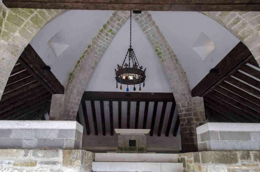 Comunidad Foral de Navarra 180 - Orreaga-Roncesvalles - silo de Carlomagno - capilla.jpg